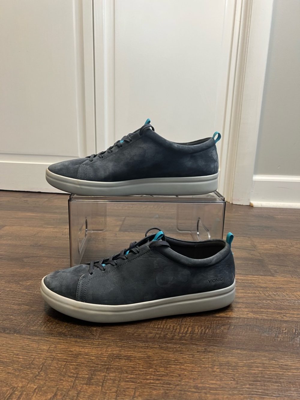 Vionic Women’s Aura Paisley Nubuck Sneakers Size 11 Color Navy